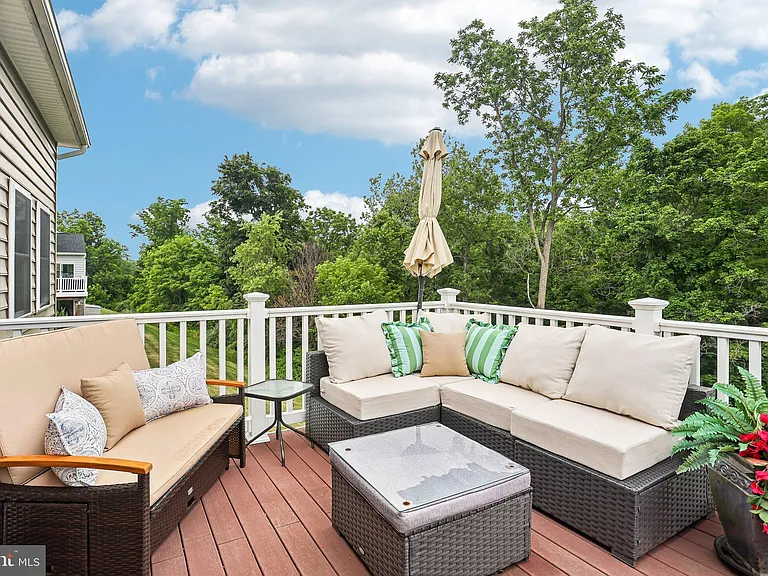 427 Green Meadow Dr — Photo 5