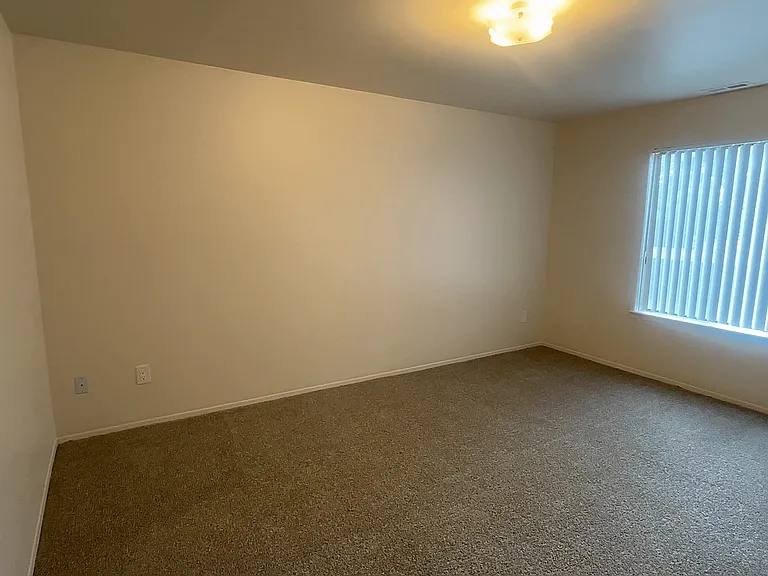 Lakeside Village Apartments — Photo 122