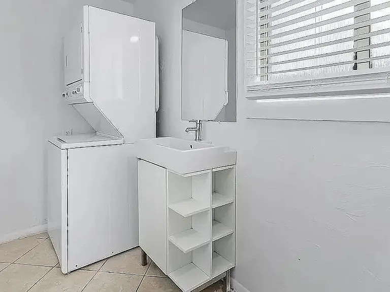 1372 W 15th St — Photo 12