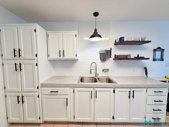 3rd image of 825 Hillcrest Dr