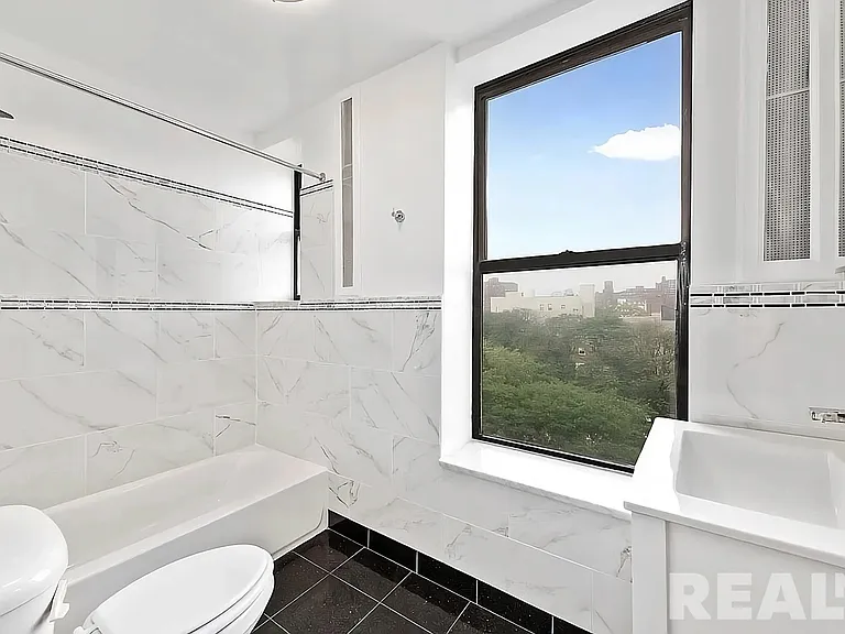 243 Henry St #3 — Photo 6
