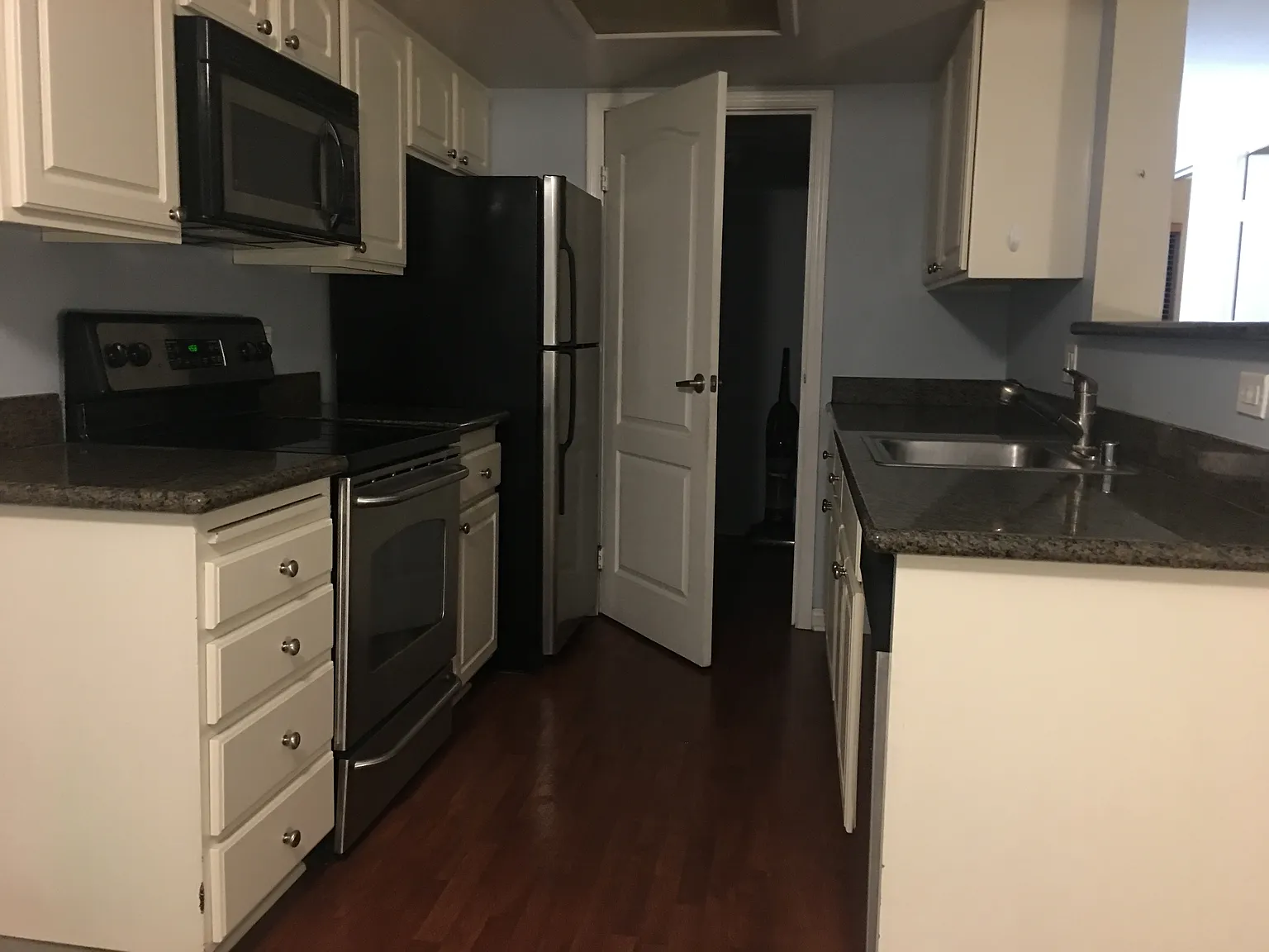 2 bed, 906 sqft, $2,500 — Photo 2