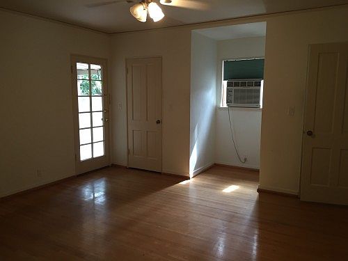 4th image of 10724 Moorpark St