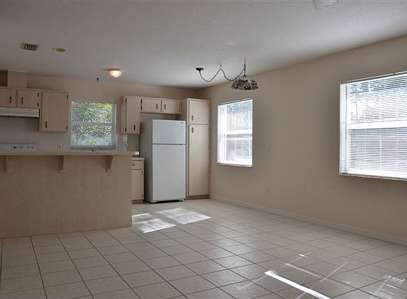 5th image of 11 Eton Ln