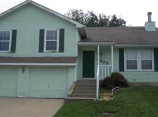 4505 Parkway Dr, Leavenworth, KS 66048