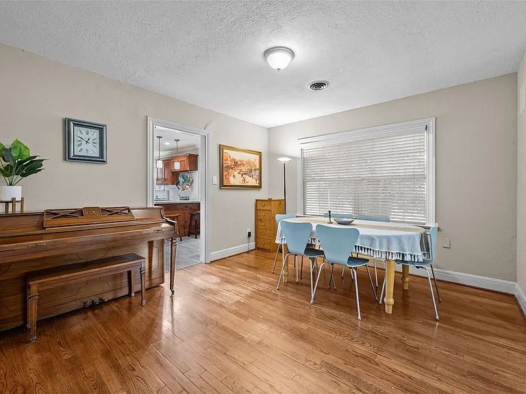 2311 Addison Rd — Photo 32