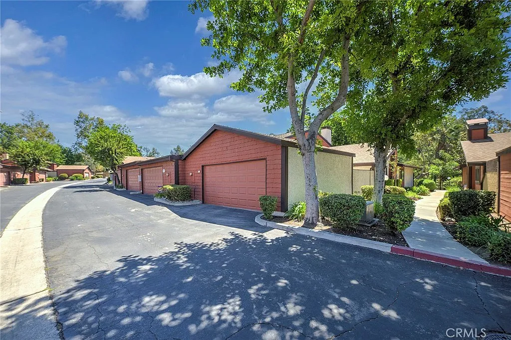 3 bed, 1206 sqft, $4,150 — Photo 2