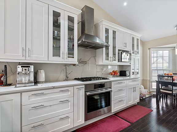 5th image of 545 Cherbourg Dr