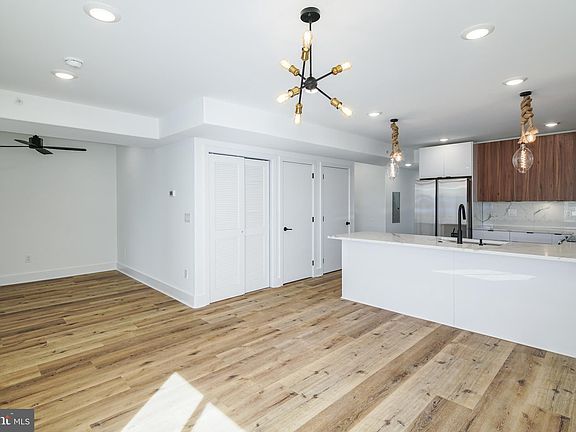 3rd image of 2621 W Oxford St Unit 204