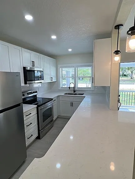 715 S Clyde Ave — Photo 2