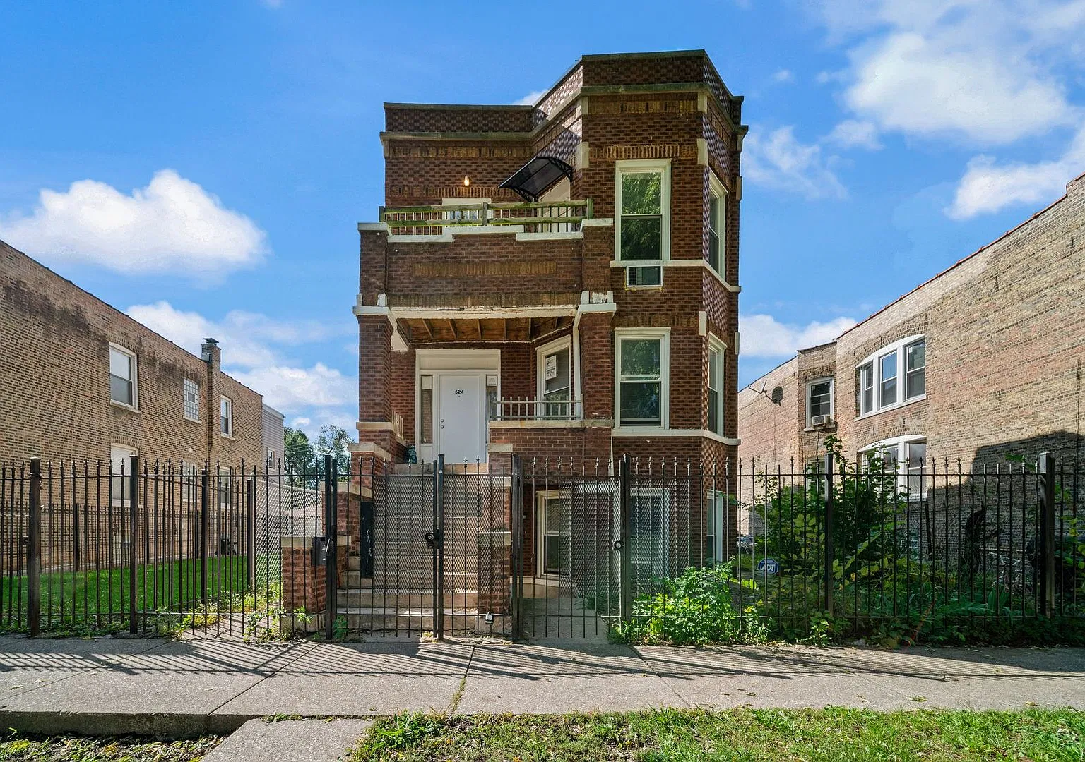 3 bed, $1,900 — Photo 1