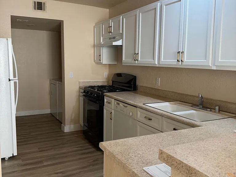 7621 Almeria Ave — Photo 6