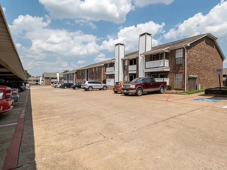 Crossings at Irving Apartments — Photo 10