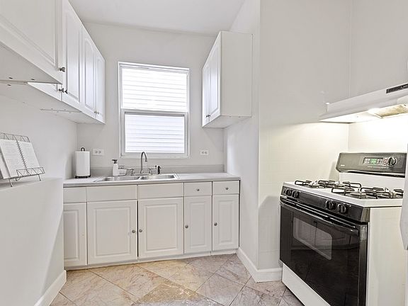 3rd image of 2149 W Farragut Ave