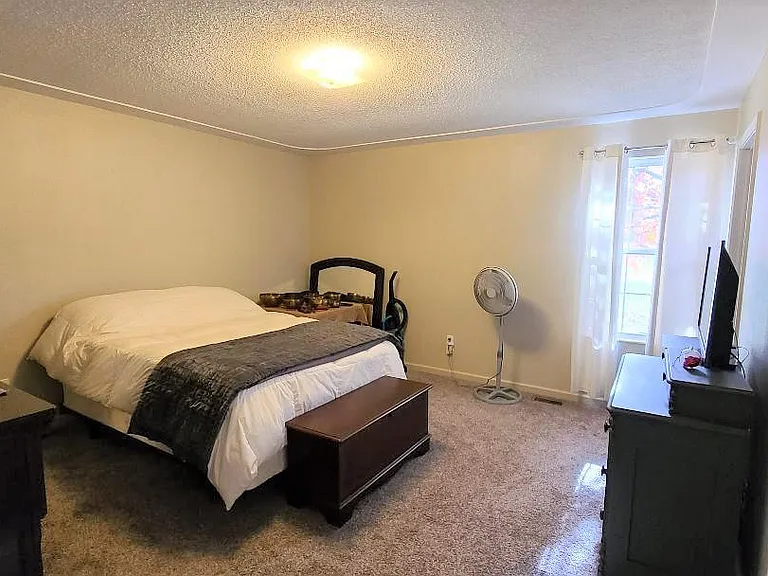 master bedroom w/ensuite & walk-in closet