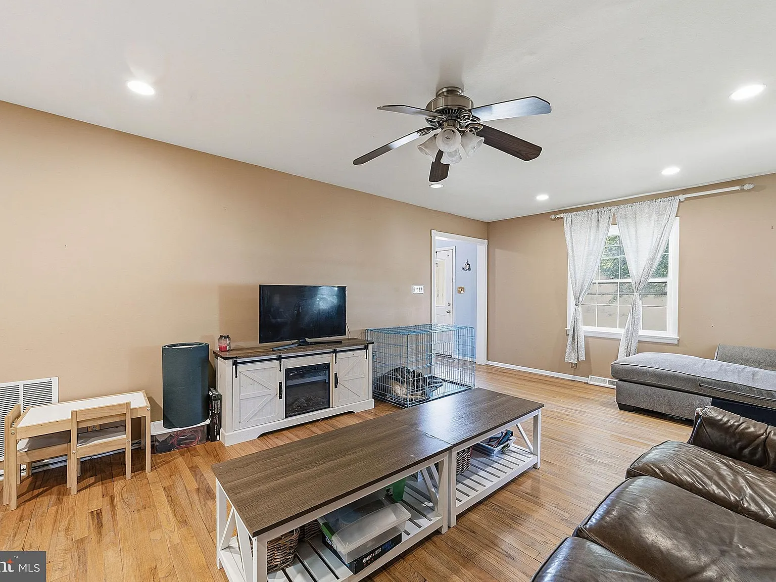 4 bed, 3.5 bath, 2281 sqft, $4,000 — Photo 4