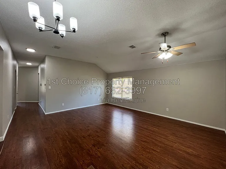 304 E Clover Park Dr — Photo 5