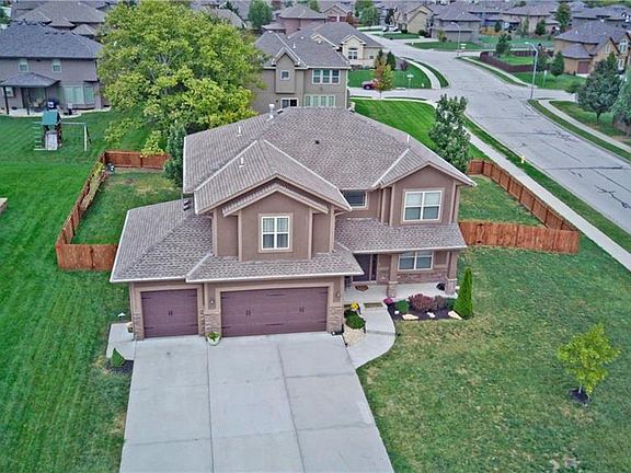 2nd image of 2712 NE Marywood Ln