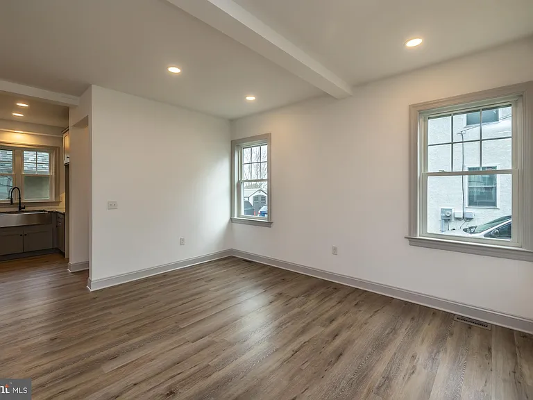 411 James St — Photo 18