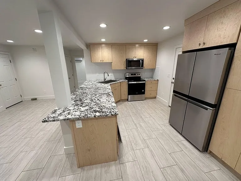 463 E Elm St — Photo 3