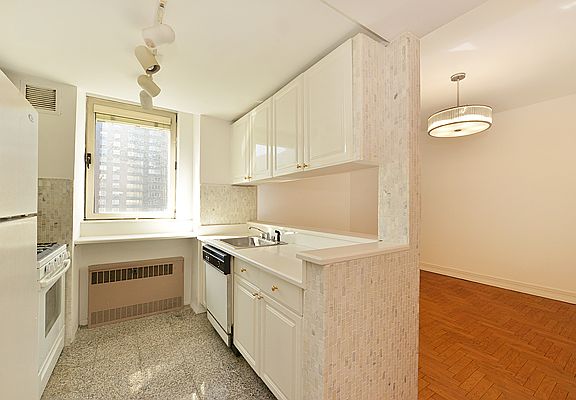 3rd image of 170 E 87th St APT E16g
