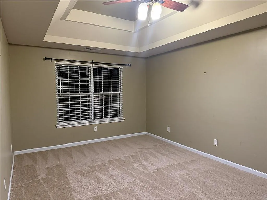 4 bed, 2.5 bath, 2300 sqft, $2,500 — Photo 4