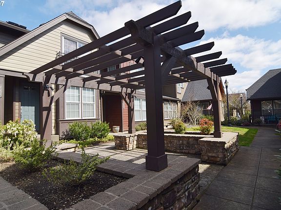 4th image of 732 NE 70th Ave
