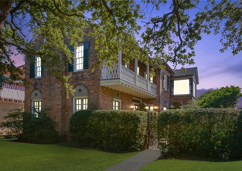 1st image of 21 Versailles Blvd