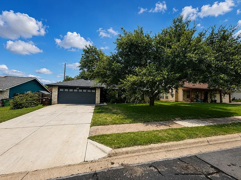 1704 Foxfire Dr — Photo 1