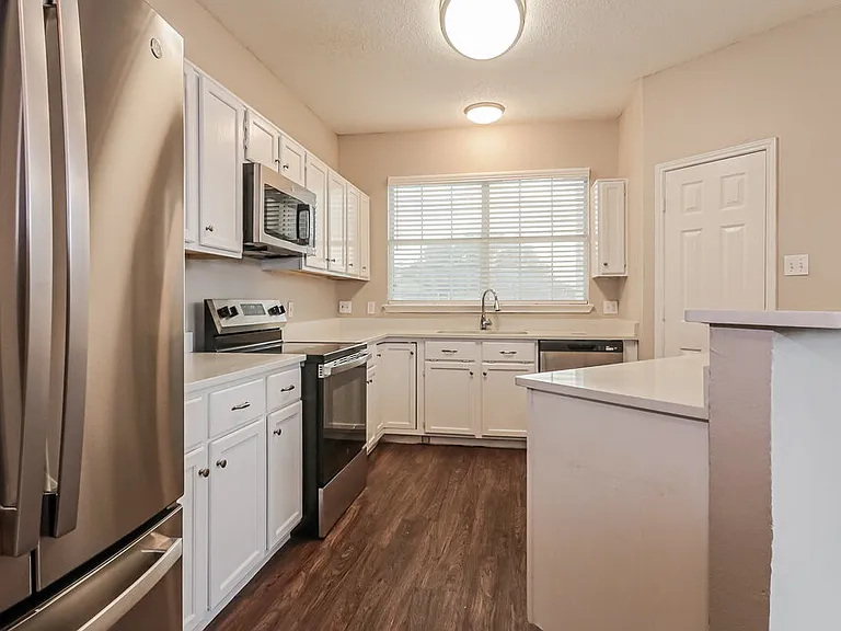 2840 Helen Ln — Photo 10