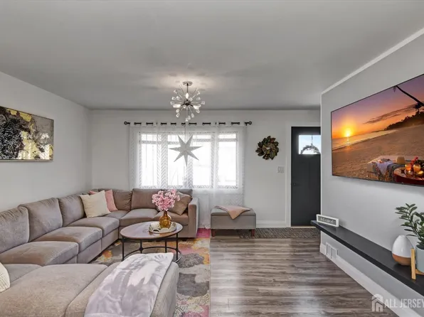 77 Buchanan Ave, Parlin, NJ 08859