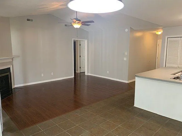 129 W Victoria Ct #E — Photo 8