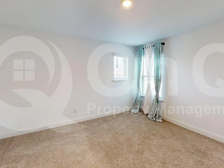 112 Baker St — Photo 12