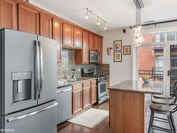 5th image of 2300 W Saint Paul Ave APT 403