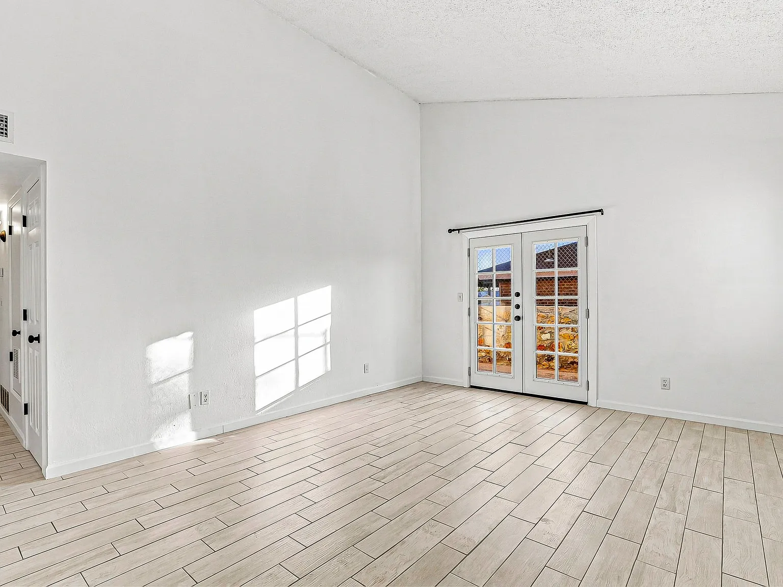 204 Cutlass Drive - B — Photo 4