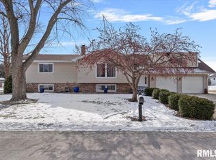 600 Stonehill Dr, Sherman, IL 62684