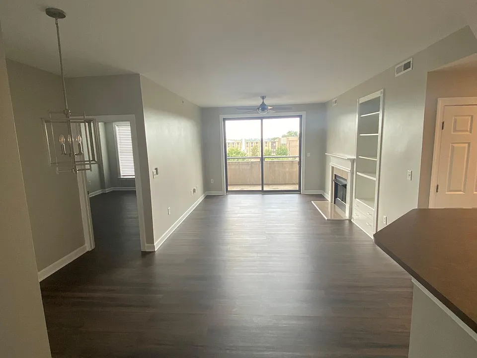 718 W Trade St #614