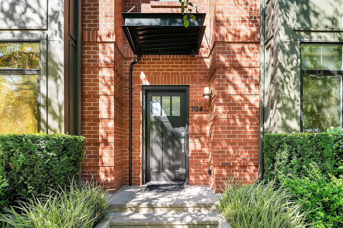 Building Photo - 10410 NE 12th St #106