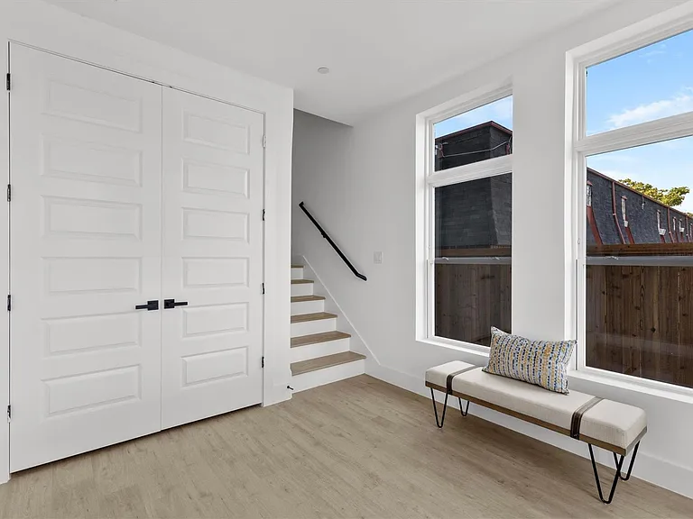 723 W 10th St #101 — Photo 4
