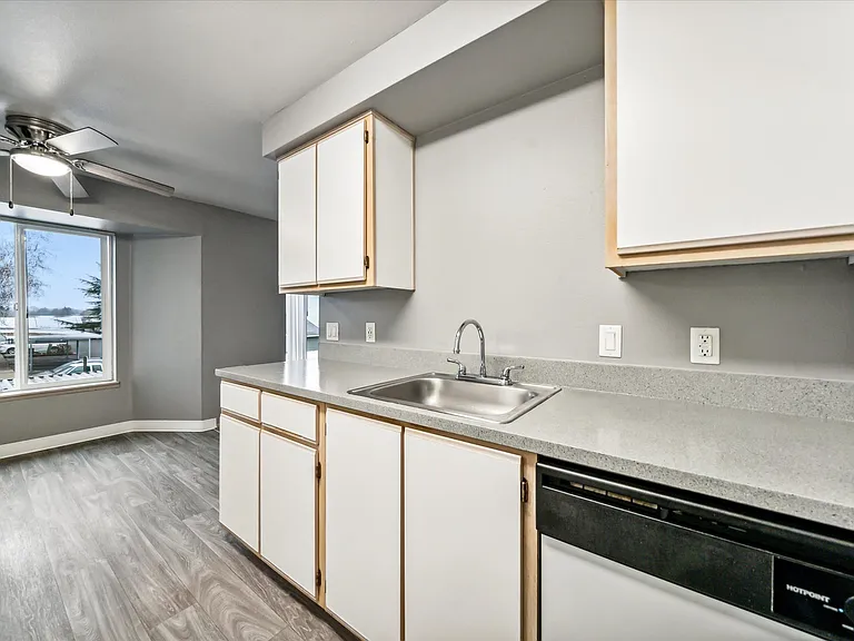 Oak Park Village Apartments — Photo 23