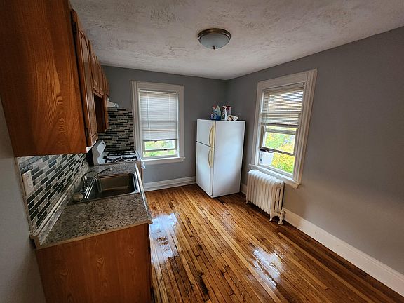 5th image of 363 Ashford Ave
