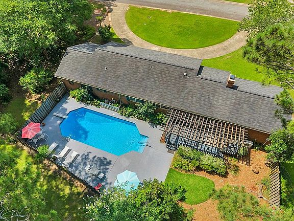 2nd image of 1101 Ridge Cir S