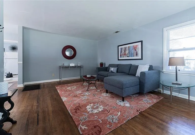 547 Westmeath Dr SW — Photo 3