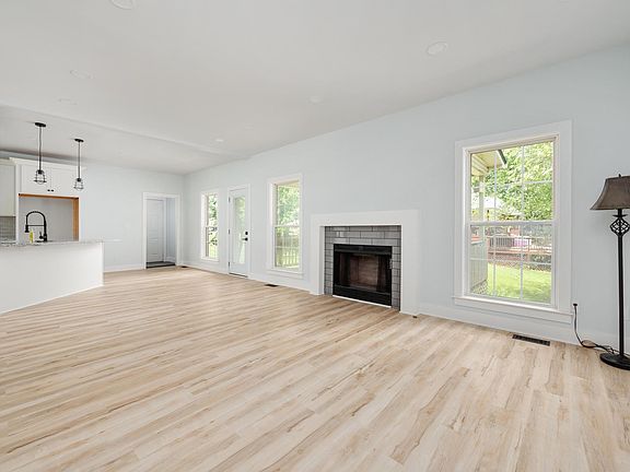 3rd image of 502 Briarwood Ln