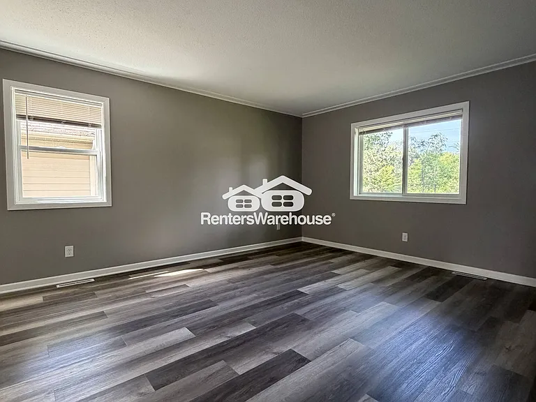 723 Tyler St NE — Photo 10