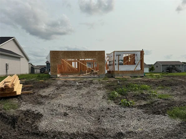 2207 White Oak Ln, Granger, IA 50109