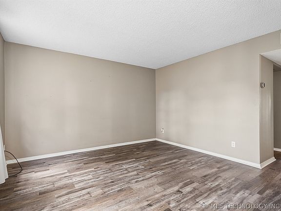 2nd image of 940 Manor Mall