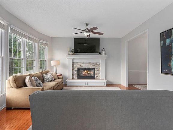 3rd image of 8116 W 142nd St