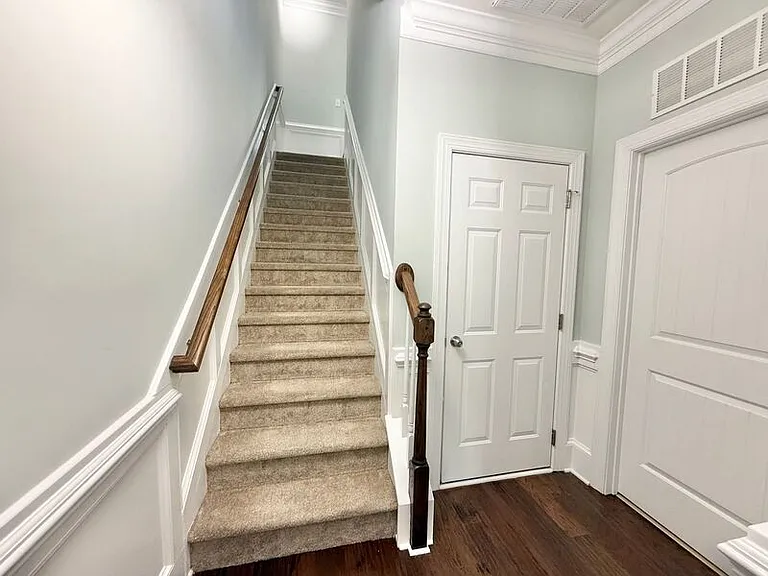 455 Village Commons Ln — Photo 2
