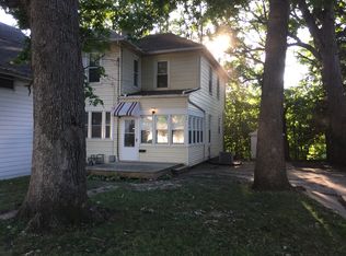 1109 15th St #A, Moline, IL 61265